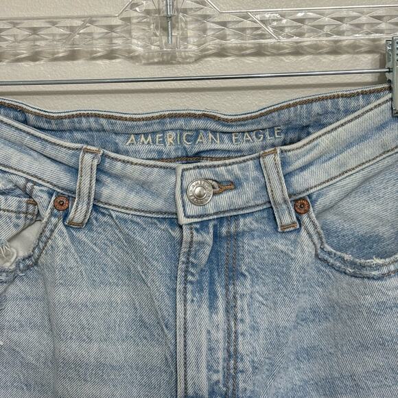 American Eagle Mom Jean with Comfort Stretch Waistband Light Wash - Size 6 - Picture 3 of 6